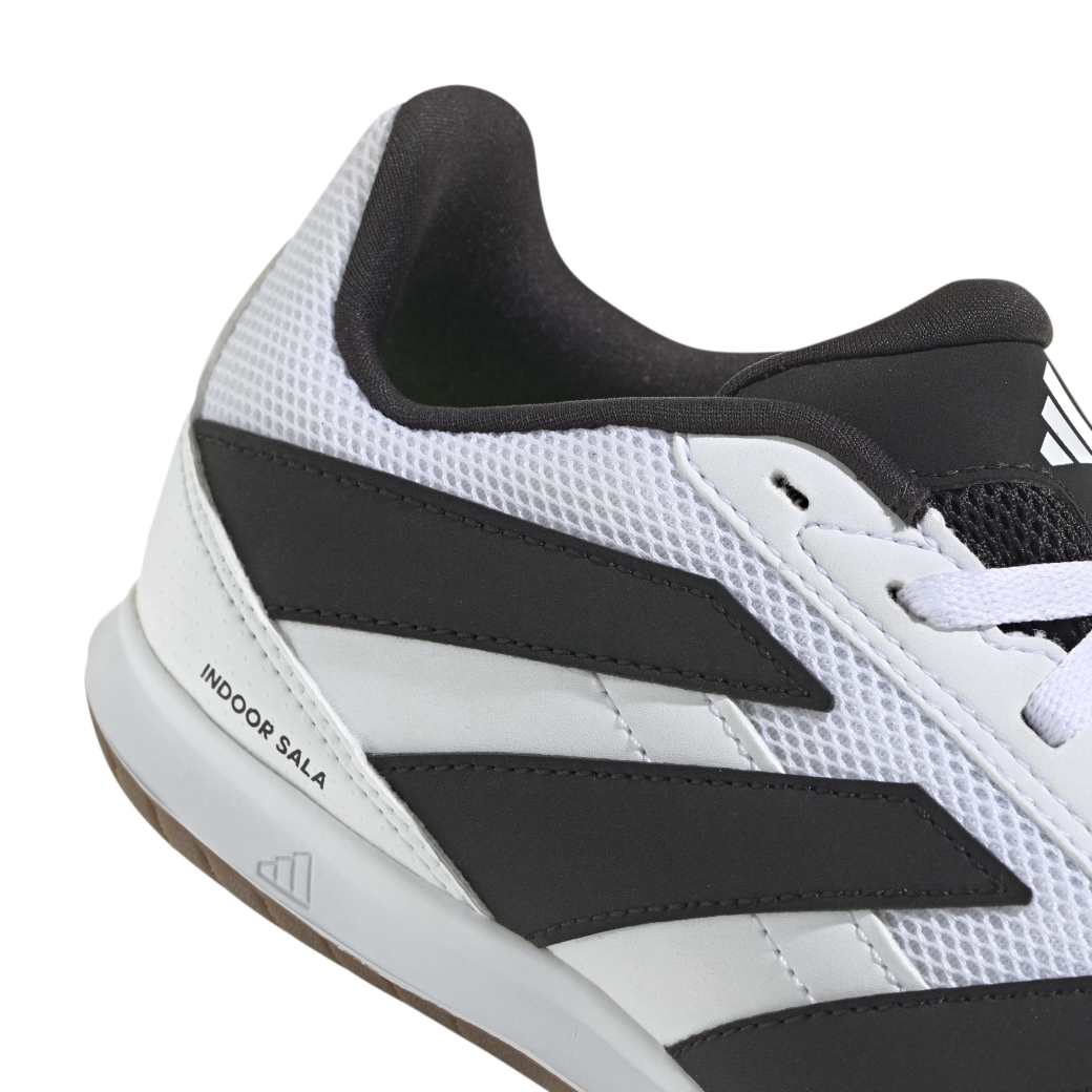 Detalhe da chuteira Adidas Predator Club Jr7026 branca infantil mostrando malha respirável e design
